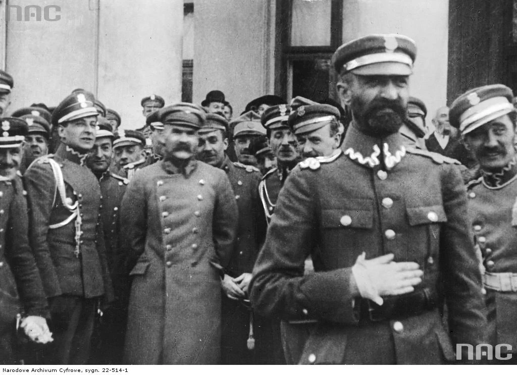 Bolesław Wieniawa-Długoszowski (na lewo od marszałka) zawsze towarzyszył Józefowi Piłsudskiemu. Był jego najbardziej zaufanym oficerem