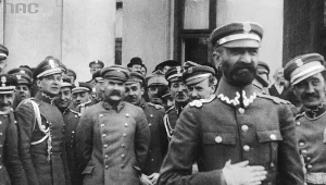 Naczelnik Państwa Józef Piłsudski z oficerami pod Belwederem. Widoczni m.in. ppłk Walery Sławek (z ręką na pasie), Bolesław Wieniawa-Długoszowski (na lewo od marszałka), por. Tadeusz Piskor (pierwszy z lewej, widoczna tylko twarz)