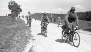 Manewry jesienne Wojska Polskiego pod Rzeszowem, 1938. Patrol kolarzy w umundurowaniu polowym, na rowerach wytwórni "Łucznik" 