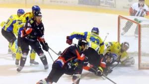 Hokeista Ciarko BPS KH Sanok Martin Vozdecky (C) w ataku na bramkę Orlika Opole