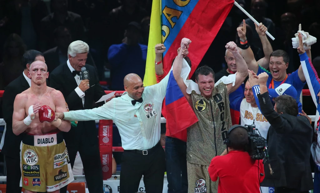 Krzysztof "Diablo" Włodarczyk stracił tytuł bokserskiego mistrza świata WBC w wadze junior ciężkiej. Przegrał w sobotę w Moskwie jednogłośnie na punkty z Rosjaninem Grigorijem Drozdem. Polak był czempionem tej federacji od 2010 roku