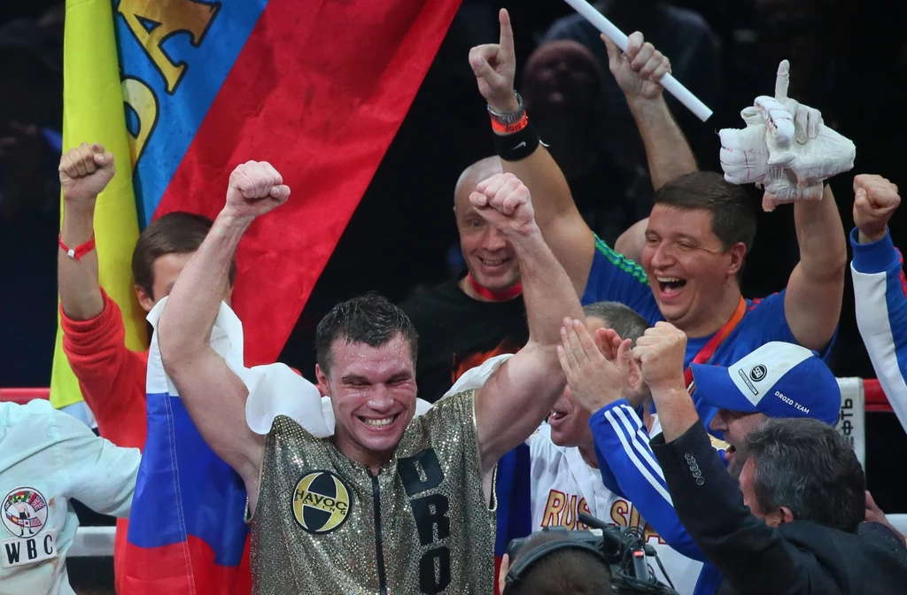 Krzysztof "Diablo" Włodarczyk stracił tytuł bokserskiego mistrza świata WBC w wadze junior ciężkiej. Przegrał w sobotę w Moskwie jednogłośnie na punkty z Rosjaninem Grigorijem Drozdem. Polak był czempionem tej federacji od 2010 roku