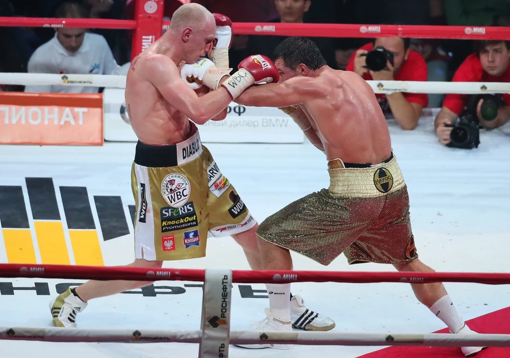 Krzysztof "Diablo" Włodarczyk stracił tytuł bokserskiego mistrza świata WBC w wadze junior ciężkiej. Przegrał w sobotę w Moskwie jednogłośnie na punkty z Rosjaninem Grigorijem Drozdem. Polak był czempionem tej federacji od 2010 roku