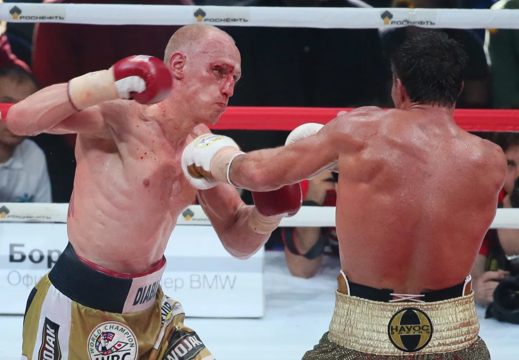 Krzysztof "Diablo" Włodarczyk stracił tytuł bokserskiego mistrza świata WBC w wadze junior ciężkiej. Przegrał w sobotę w Moskwie jednogłośnie na punkty z Rosjaninem Grigorijem Drozdem. Polak był czempionem tej federacji od 2010 roku
