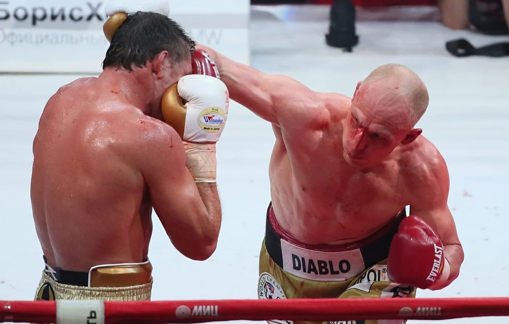 Krzysztof "Diablo" Włodarczyk stracił tytuł bokserskiego mistrza świata WBC w wadze junior ciężkiej. Przegrał w sobotę w Moskwie jednogłośnie na punkty z Rosjaninem Grigorijem Drozdem. Polak był czempionem tej federacji od 2010 roku