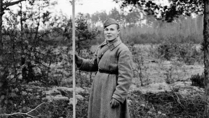 Październik 1939 r. Sowiecki żołnierz podczas wytyczania linii demarkacyjnej. Z serii fotografii wydanych przez Oberkommando der Wehrmacht "Die soldaten des Fuhrers im Felde" 