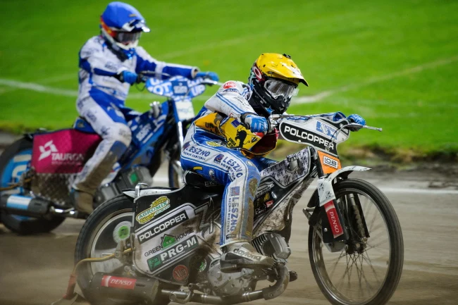 Grzegorz Zengota (żółty kask) z Unii Leszno Grzegorz Zengota (żółty kask) z Unii Leszno