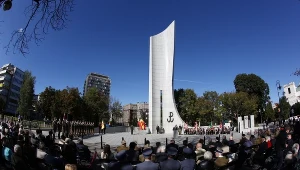 Przed pomnikiem Polskiego Państwa Podziemnego i AK