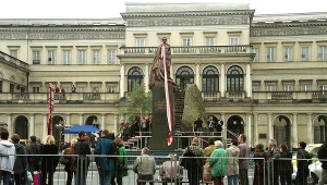 Warszawa, 29.09.2001, Plac Bankowy, odsłonięcie pomnika Juliusza Słowackiego
