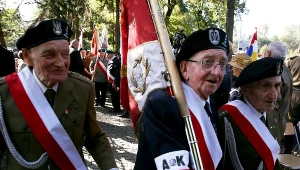 Kombatanci podczas obchodów 70. rocznicy bitwy pod Jaktorowem na Cmentarzu Wojennym Żołnierzy Armii Krajowej Grupy Kampinos w Budach Zosinych
