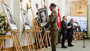 Uroczystość ogłoszenia przez IPN imion i nazwisk żołnierzy powojennego podziemia - ofiar komunistycznej bezpieki, zidentyfikowanych po ekshumacjach na Wojskowych Powązkach