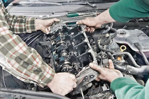Zdjęcie głowicy z silnika wymaga odkręcenia wielu podzespołów, dlatego powinien to robić doświadczony mechanik. Zdjęcie głowicy z silnika wymaga odkręcenia wielu podzespołów, dlatego powinien to robić doświadczony mechanik.
