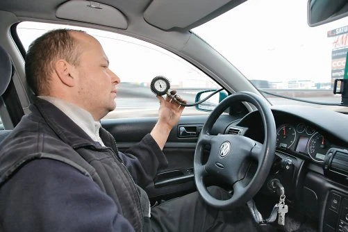 Zegar umieszcza się w kabinie, ponieważ pomiary ciśnienia przeprowadza się podczas jazdy. Zegar umieszcza się w kabinie, ponieważ pomiary ciśnienia przeprowadza się podczas jazdy.