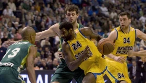 Qyntel Woods (z piłką) wraca do polskiej ligi