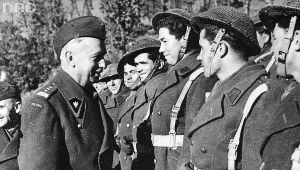 Naczelny Wódz gen. Kazimierz Sosnkowski z żołnierzami 3 Dywizji Strzelców Karpackich w Castel di Sangro, 1944