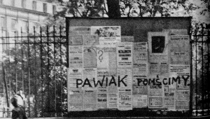 Napisy ruchu oporu na tablicy ogłoszeniowej w Warszawie, maj 1943