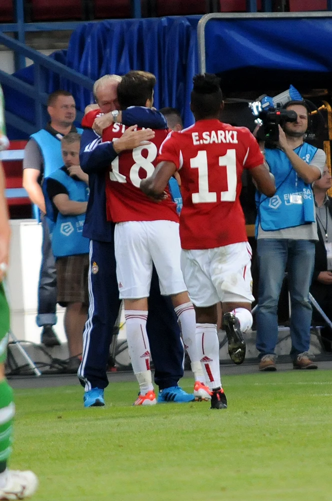 Prawda jest taka, że tylko piłkarze mogą uratować Franciszka Smudę. Na zdjęciu Franz z Semirem Stiliciem i Emmanuelem Sarkim.