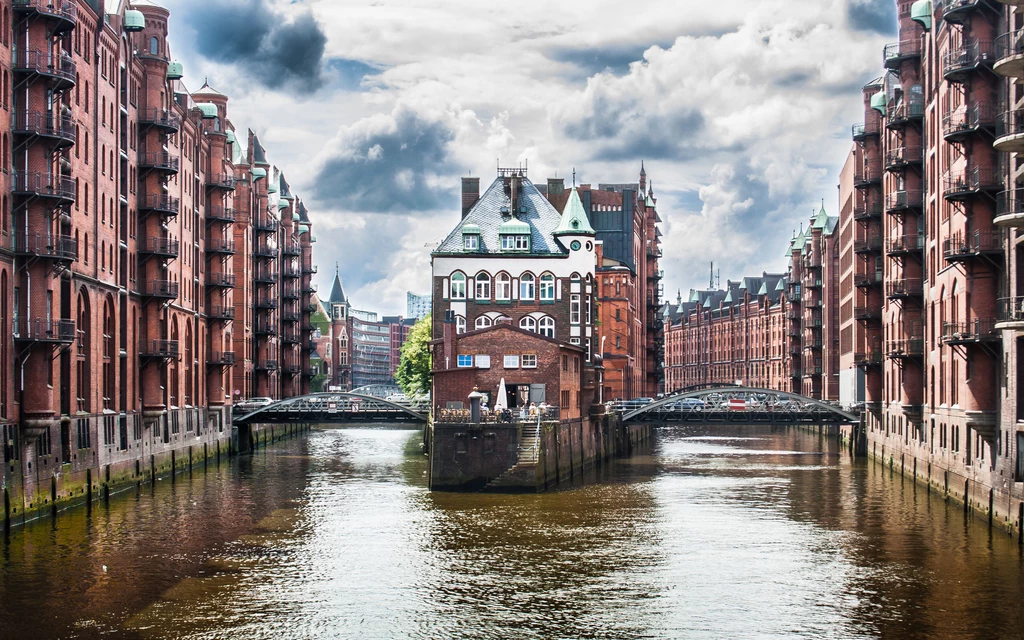 Słynna dzielnica Speicherstadt to jedno z miejsc, które trzeba zobaczyć w Hamburgu