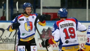 Dariusz Gruszka (z lewej) i Krystian Dziubiński cieszą się z gola dla MMKS Podhala Nowy Targ