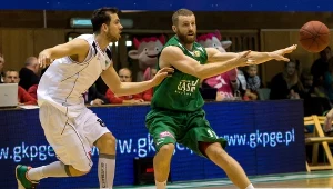 Koszykarz PGE Turów Zgorzelec Michał Chyliński (z lewej) walczy o piłkę z Jakubem Dłoniakiem 