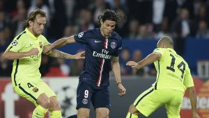 Edinson Cavani (w środku) podczas meczu Ligi Mistrzów PSG - Barcelona