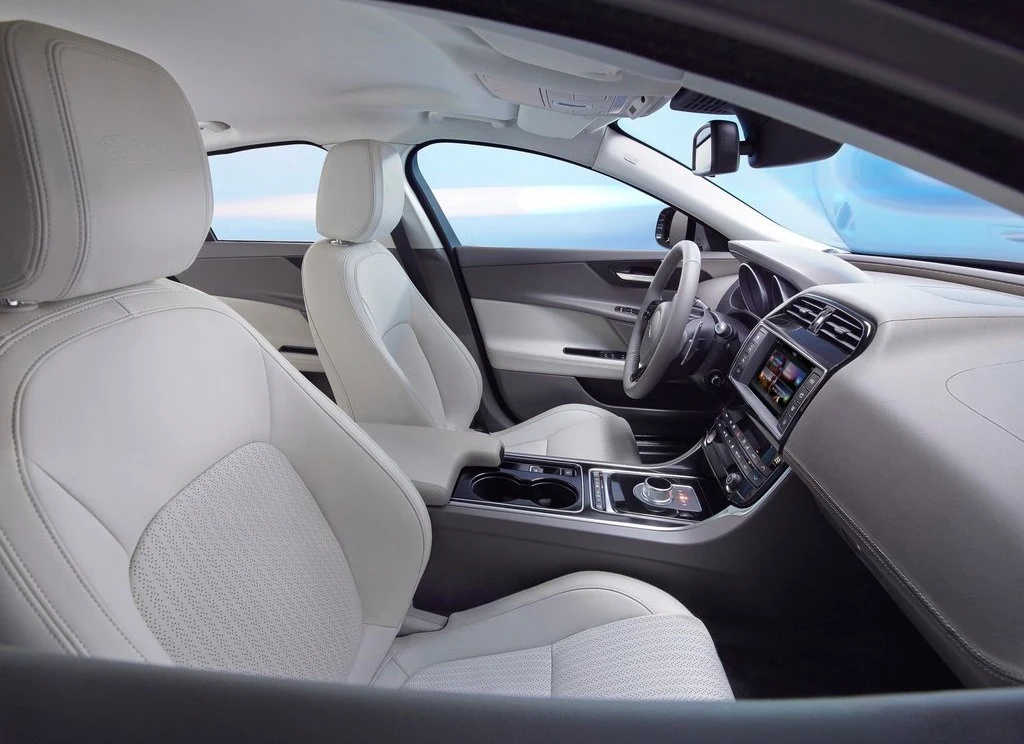 Jaguar XE (2016)