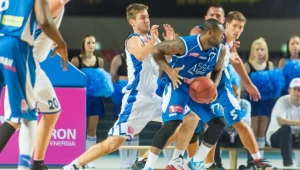 Zawodnik Anwilu Włocławek Deonta Vaughn (P) walczy o piłkę z Marcinem Nowakowskim (L) z Polskiego Cukru Toruń