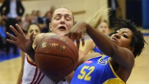Gintare Petronyte (z lewej) z Wisły oraz Kesley Simon (P) z Basketu