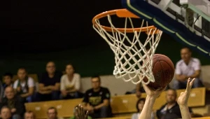 Urosz Nikolić z PGE Turów Zgorzelec w podkoszowej akcji.