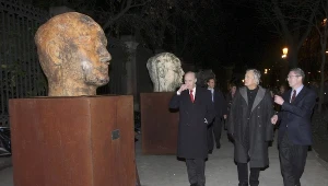 Igor Mitoraj (C) oraz burmistrz Madrytu Alberto Ruiz-Gallardon (P) i dyrektor fundacji La Caixa Josep F. de Conrado 