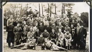 Rumunia, 5.11.1939. Zdjęcie pamiątkowe grupy polskich lotników wraz z żołnierzami rumuńskimi. Polacy w ubraniach cywilnych, przygotowani do przerzutu na teren Francji