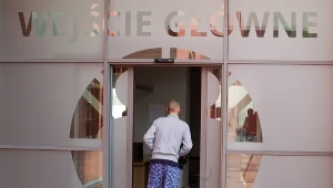 Jeden z lżej rannych górników przed Centrum Leczenia Oparzeń w Siemianowicach Śląskich