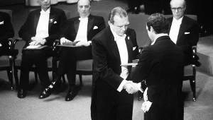 Czeslaw Miłosz otrzymuje Literacką Nagrodę Nobla