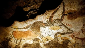 Replika ściany z jaskini w Lascaux