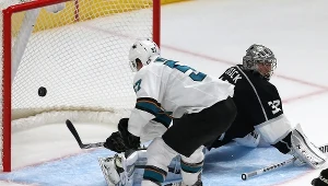 Tommy Wingels strzela gola dla Sharks