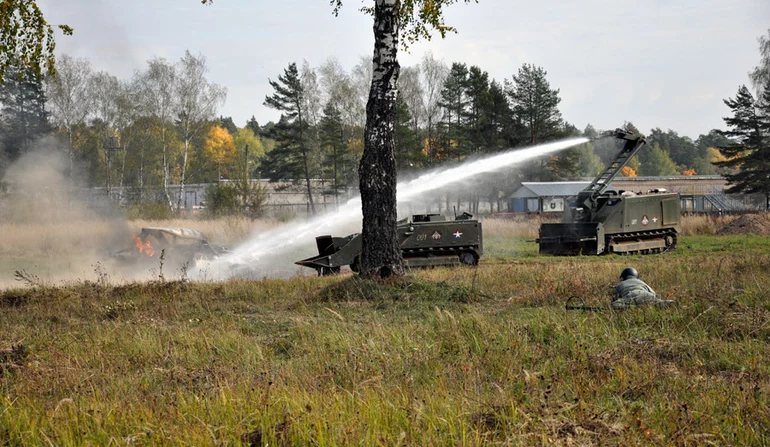 Robot pożarniczy Uran - 14 współpracujący z robotem Uran - 6. Fot. function.mil.ru