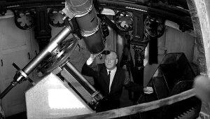 Prof. Kazimierz Kordylewski w obserwatorium astronomicznym Uniwersytetu Jagiellońskiego, 1973