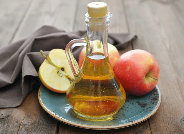 Ocet jabłkowy warto wdrożyć do codziennej pielęgnacji włosów.