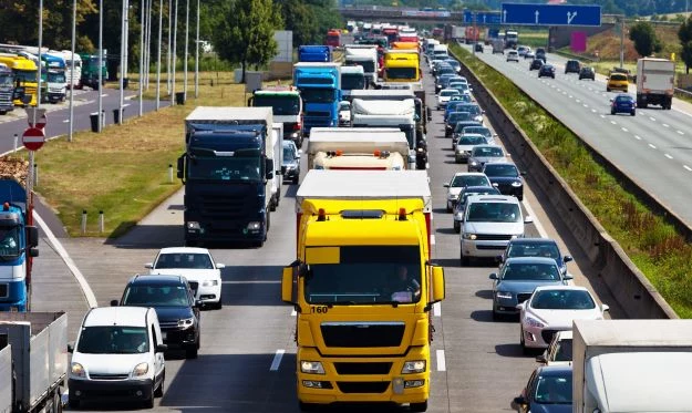 Czy wprowadzenie płatności za autostrady z poziomu nawigacji GPS rozwiązałoby problemy z korkami przy bramkach?