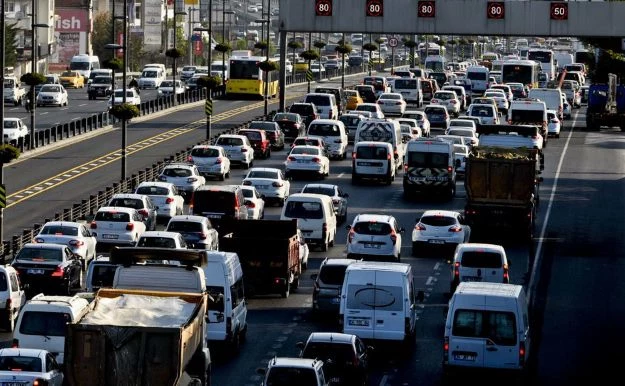 Nawigacja GPS, smartfony oraz samochody "komunikujące" się z m.in. urządzeniami, które pobierają opłaty oraz kontrolują ruch - to dobry sposób na to, aby zmniejszyć korki