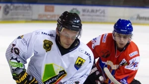 Mariusz Jakubik (L) z Naprzodu Janów przed interweniującym Michałem Zielińskim (P) z Polonii Bytom