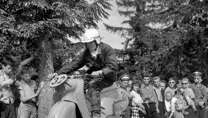Zakopane, 27-29 lipca 1962 r. XX Rajd Tatrzański. Uczestnik zawodów na skuterze OSA