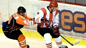 Grzegorz Pasiut (z prawej) walczy o krążek z Filipem Drzewieckim