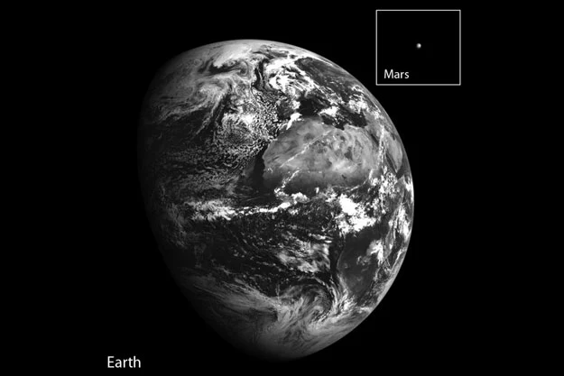 Ziemia i ośmiokrotnie powiększony Mars na zdjęciu sondy LRO.