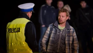 Daniel pobiegnie na miejsce wypadku i zastanie tam policję i gapiów.