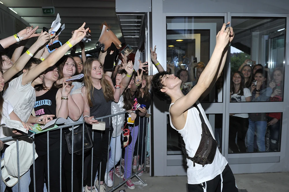 Dawid Kwiatkowski z fankami Dawid Kwiatkowski z fankami