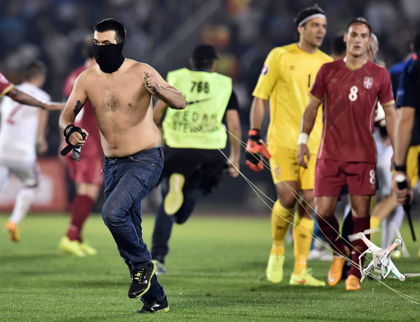 Fani wdarli się na boisko Fani wdarli się na boisko