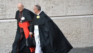 Węgierski kardynał Peter Erdo (z lewej)