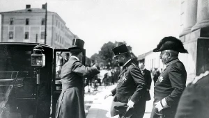 Dla mieszkańców Galicji Wiedeń był za miedzą... Na zdjęciu z 1900 roku przyjazd dostojnika austriackiego do Lwowa