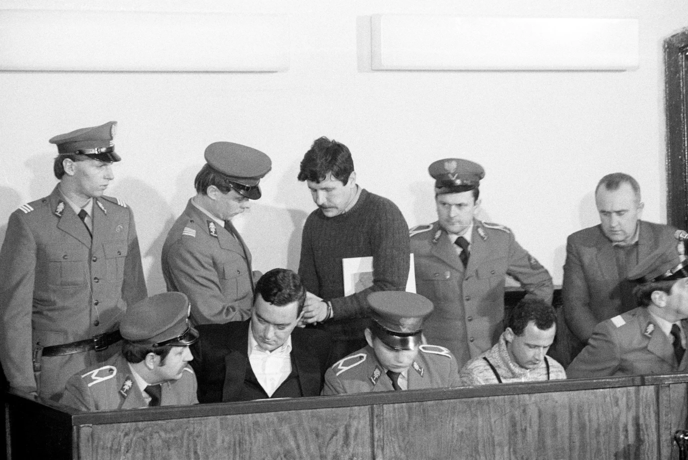 Proces zabójców ks. Jerzego Popiełuszki przed Sądem Wojewódzkim w Toruniu. Na ławie oskarżonych: z lewej Grzegorz Piotrowski, za nim Waldemar Chmielewski, w środku Leszek Pękala, z prawej Adam Pietruszka.